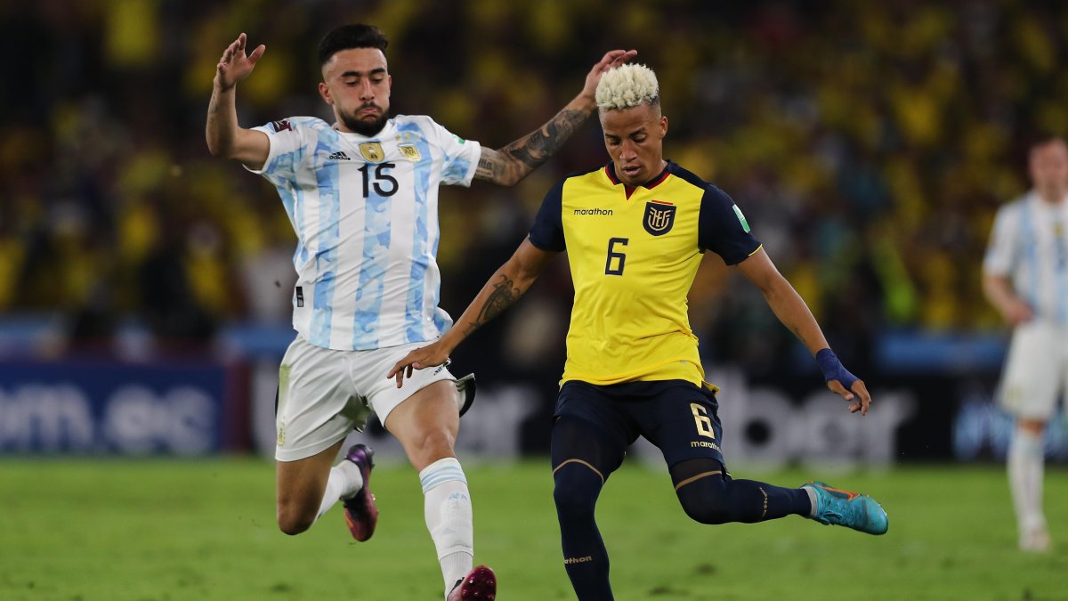 Byron Castillo (d) ha sido acusado de tener documentos adulterados.