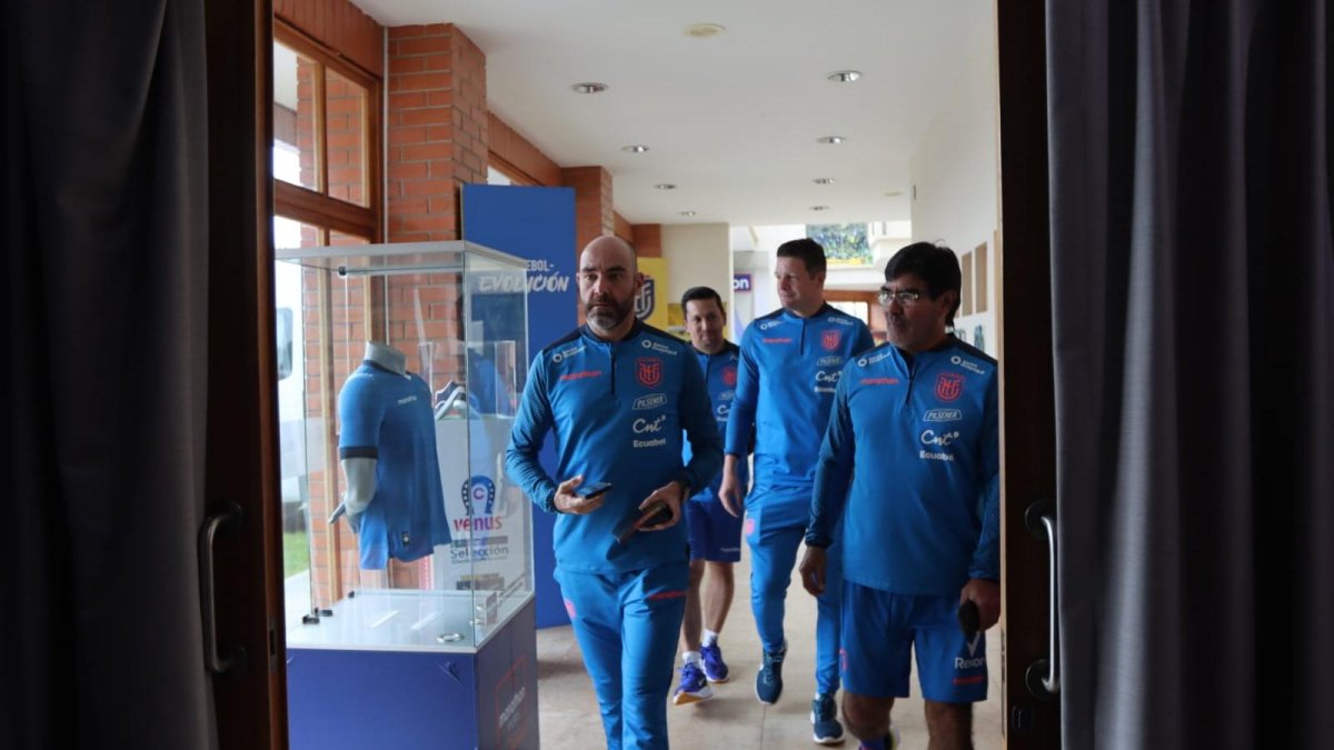 Félix Sánchez Bas luego de la rueda de prensa previo al partido ante Venezuela.
