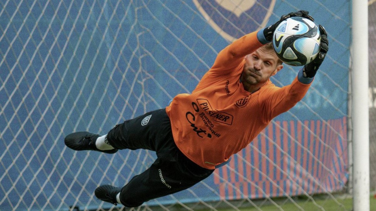 Javier Burrai, arquero de la selección de Ecuador.