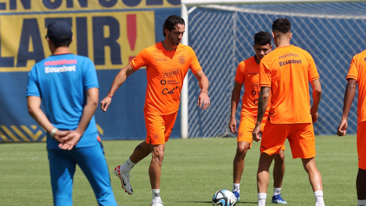 Leonardo Campana (centro) espera tener más minutos ante Chile.