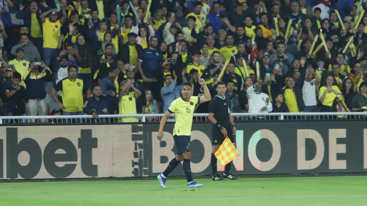 Ángel Mena celebró el gol con la hinchada tricolor.