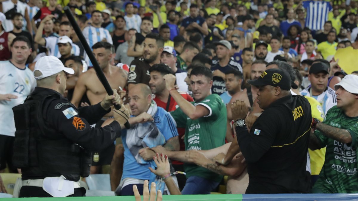 Integrantes de la policía brasileña intentan controlar disturbios entre hinchas de Brasil y  Argentina.