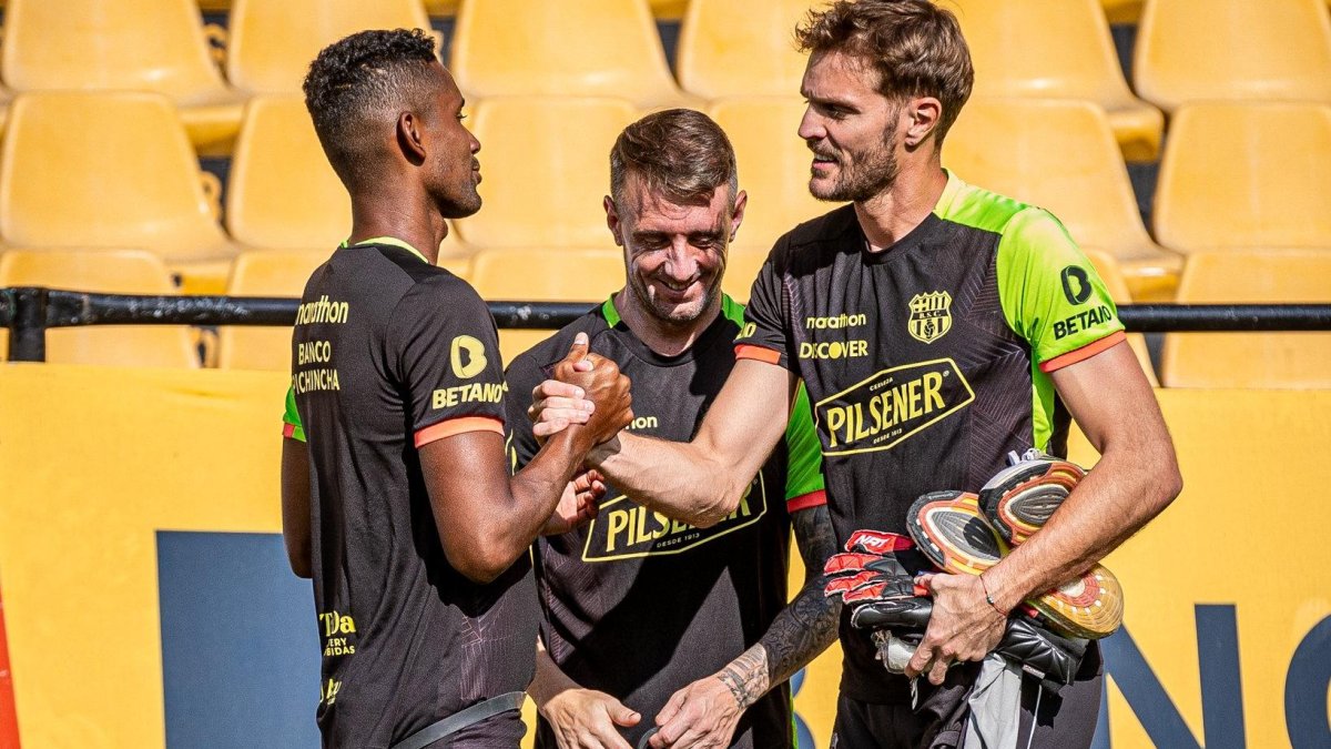 Javier Burrai a su regreso a Barcelona, fue recibido por Fidel Martínez y Damián Díaz.