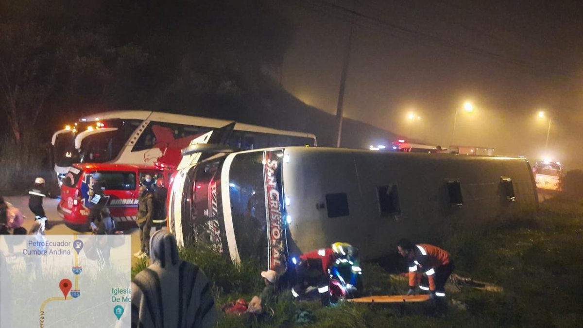 Un bus de pasajeros se volcó la madrugada de este viernes en la provincia de Cañar.