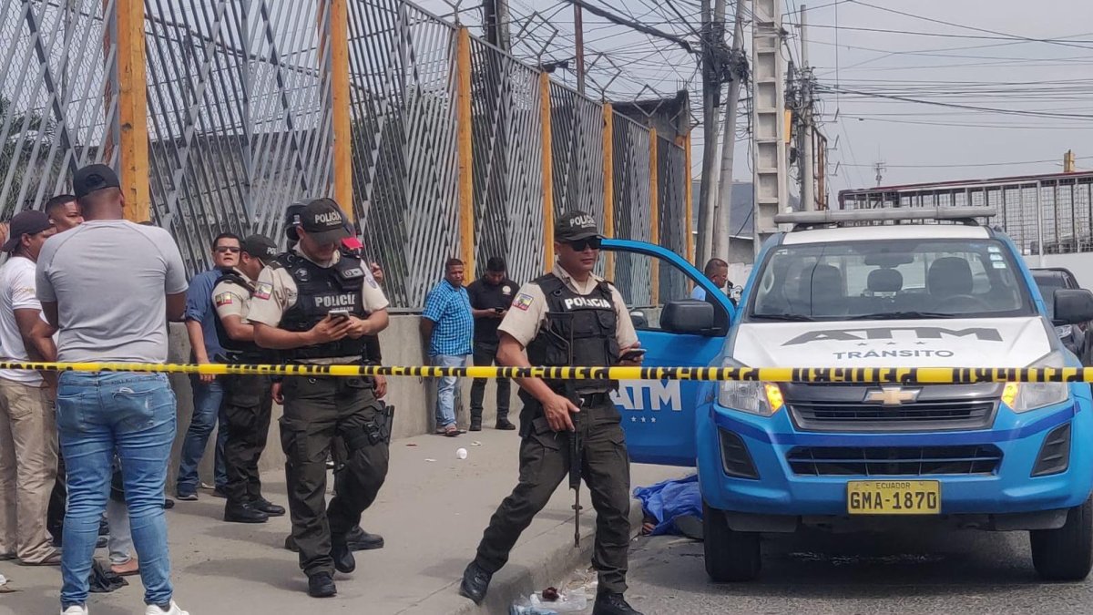 Asesinaron a un agente de tránsito mientras laboraba en la vía a Daule, quedó en un costao.