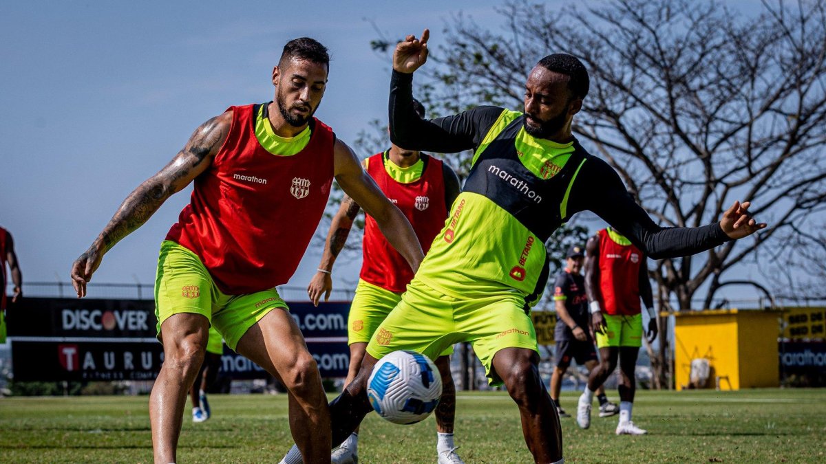 Francisco Fydriszewski y Leonai Souza de Barcelona, listos para jugar ante Guayaquil City.