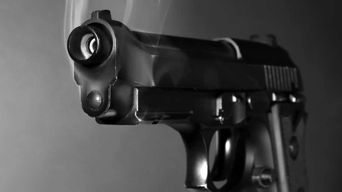 El hombre recibió disparos cuando iba en una motocicleta con un amigo.