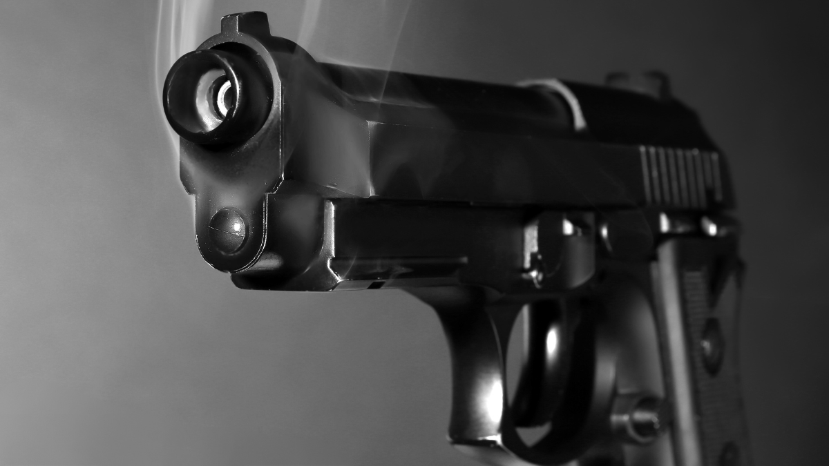 El hombre recibió disparos cuando iba en una motocicleta con un amigo.