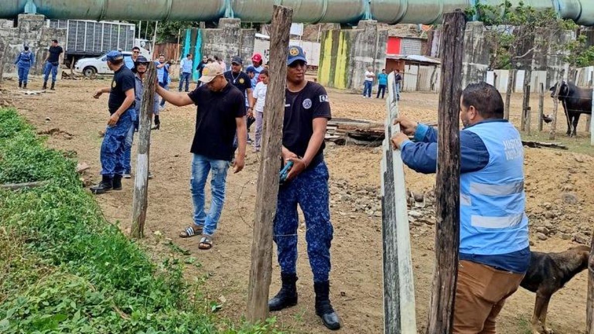 Personal municipal realizó el retiro de las estructuras.