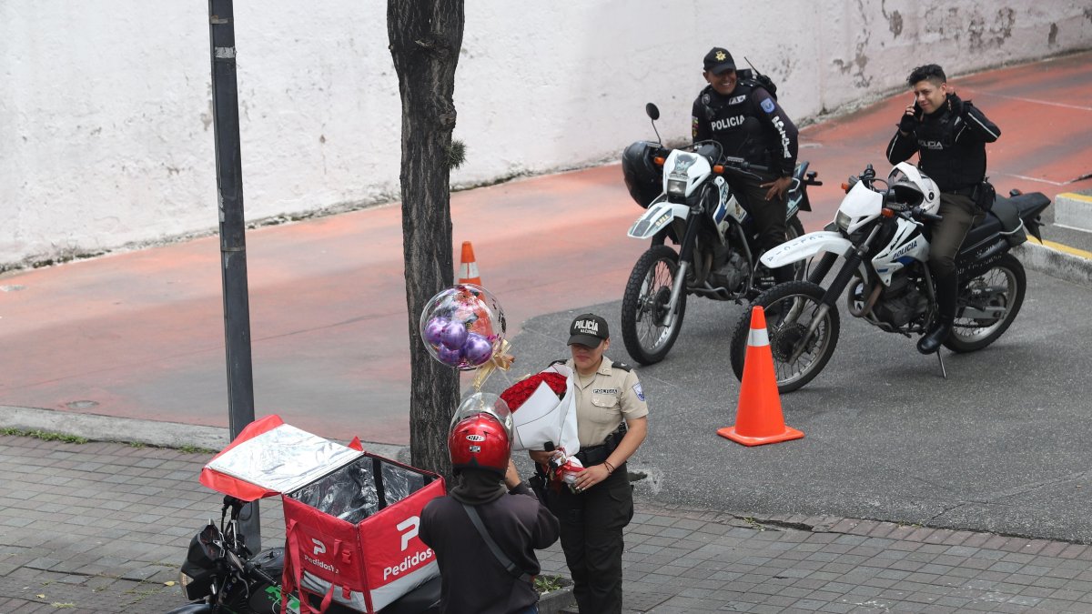 Una agente de la Policía Nacional recibió un regalo que llamó la atención.