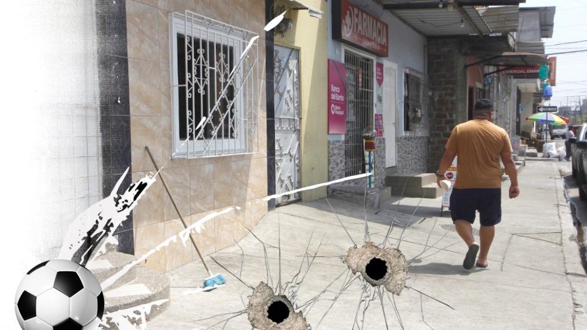 Este lunes, fuera del domicilio donde se produjo el hecho, se había hecho una limpieza. Los cuerpos quedaron tirados cerca de aquella residencia.