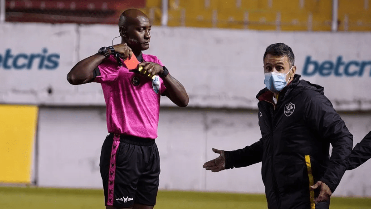 Augusto Aragón es el árbitro que más tarjetas rojas mostró en LigaPro 2023