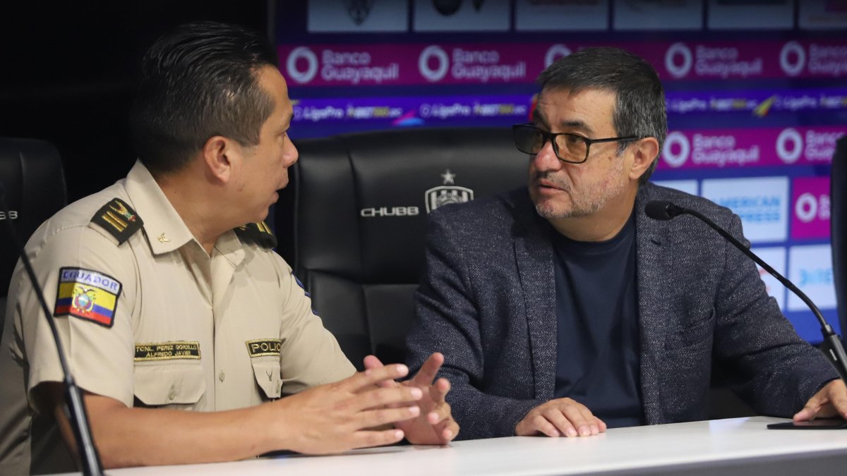 Santiago Morales (d), gerente de Independiente del Valle, dio detalles de la primera final de la LigaPro