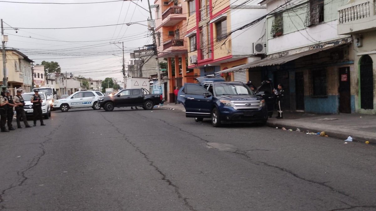 Este viernes, agentes policiales buscaron indicios en el interior del vehículo.