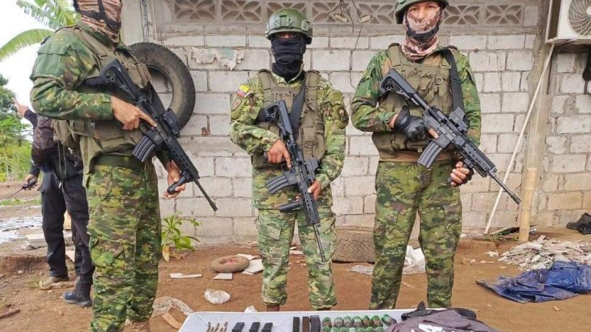 En un allanamiento decomisaron armas, municiones  y unos chalecos.