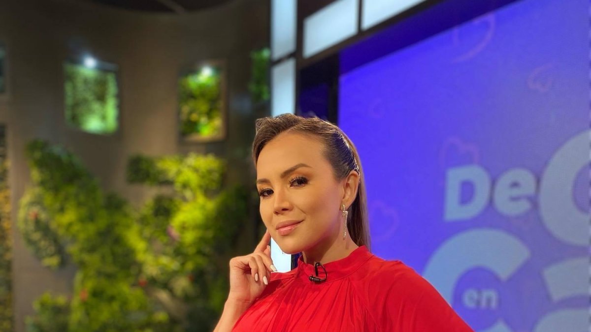 PRESENTADORA DEL PROGRAMA DE TELEVISIÓN 