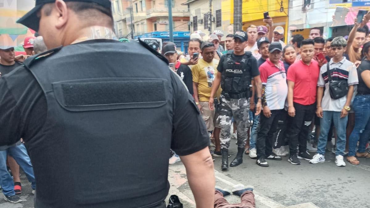 El alboroto y linchamiento ocurrió en pleno centro de Quevedo.