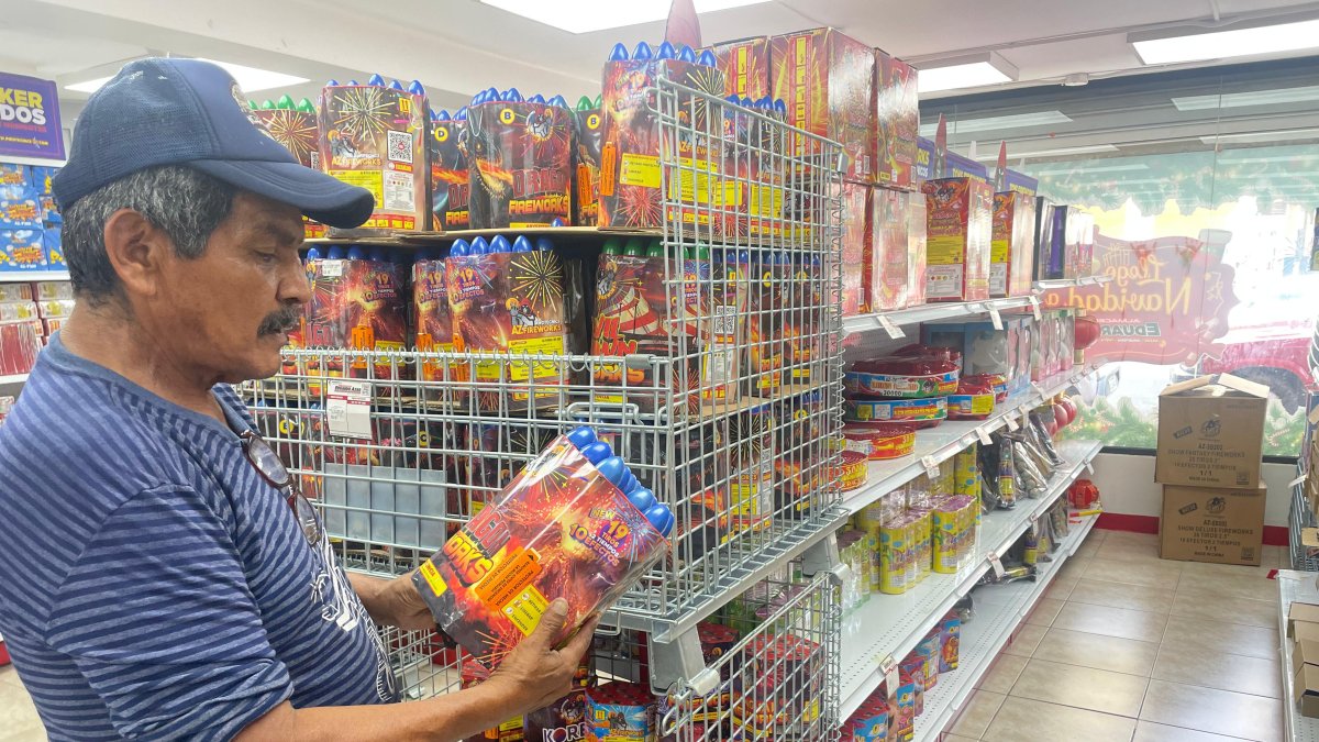 Los últimos días de cada año, los almacenes de fuegos artificiales están 'full' de gente por las ofertas.