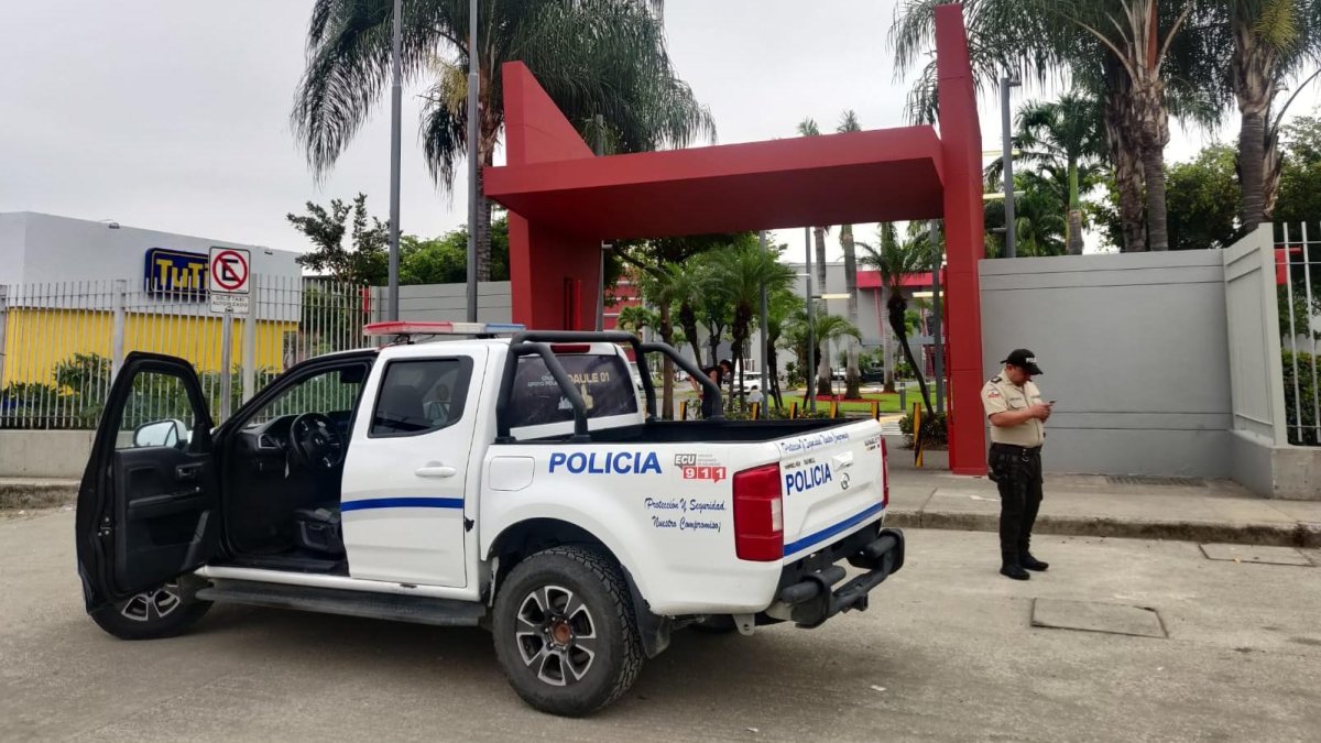 La Policía llegó al centro comercial a recabar información.