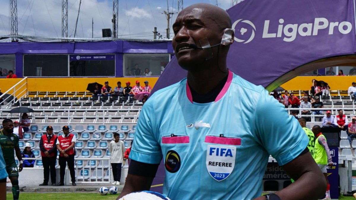 El árbitro Augusto Aragón condujo las acciones en el primer partido de la final de LigaPro 2023