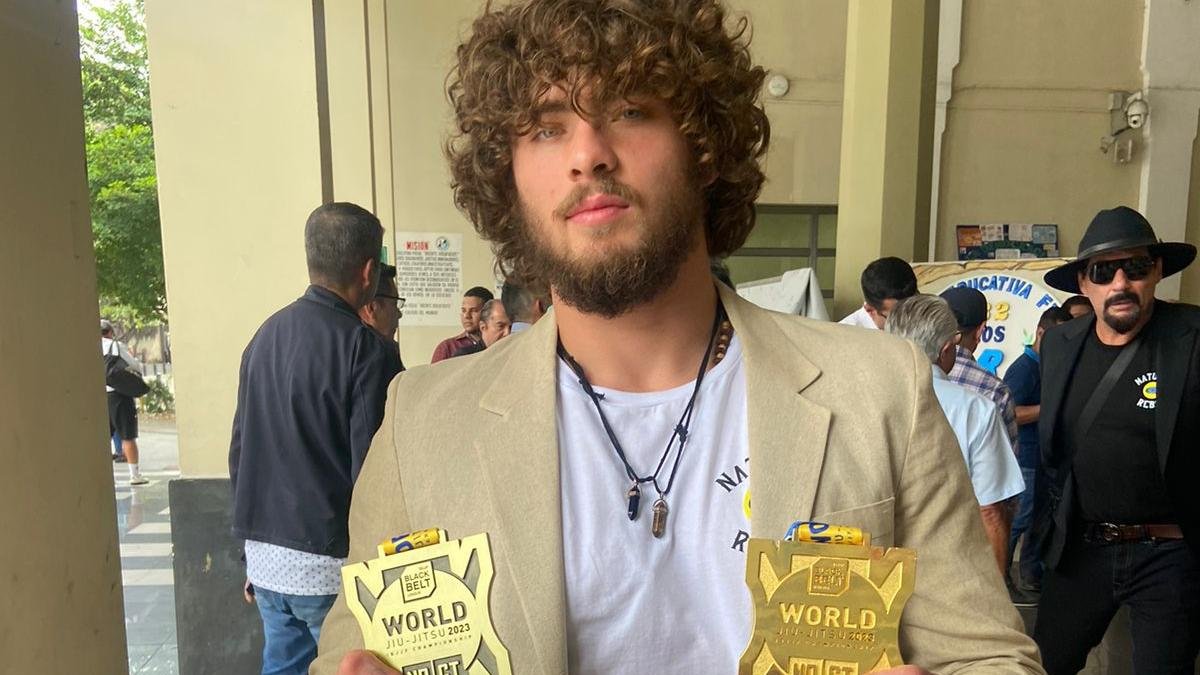 Roberto Jiménez, campeón mundial de Jiu Jitsu recibió homenaje