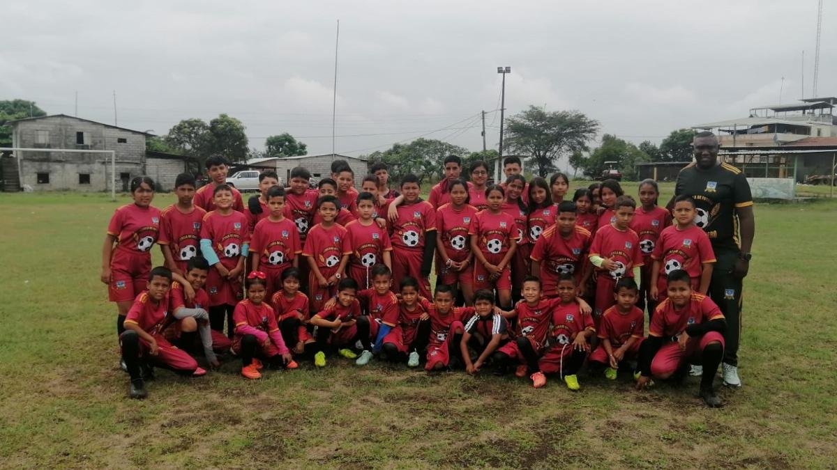 Parte de la plantilla de futbolistas con el profesor Julio Vernaza (d).