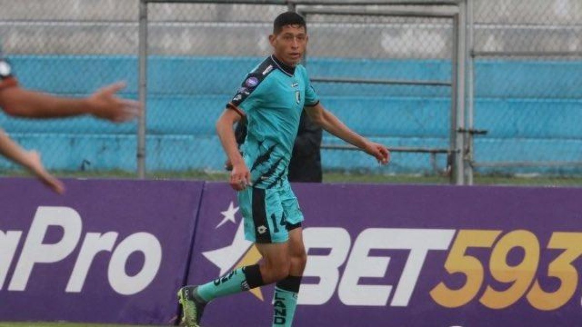 Darwin Suárez cuando jugaba con el Cumbayá FC que logro mantener la categoría esta temporada 2023