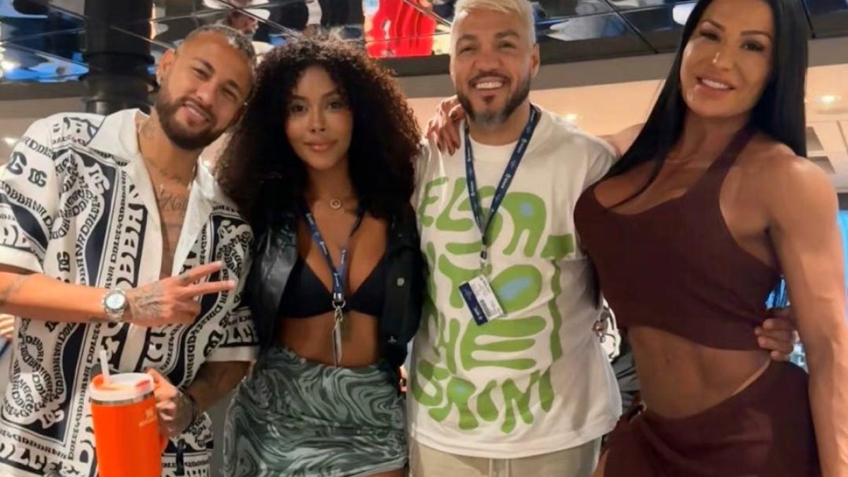 El astro brasileño (i) posa con  algunos de sus invitados en el crucero.