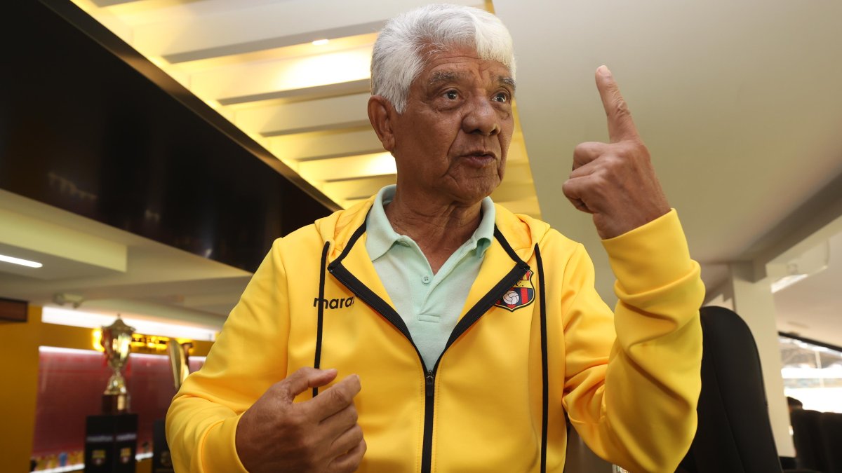 Pepe Paes estuvo 

11 temporadas en Barcelona, club del que fue capitán. Era bravura y elegancia en el medio campo amarillo.