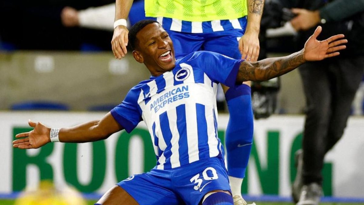 Celebración de Pervis Estupiñan luego de marcar su primer gol con el Brighton.