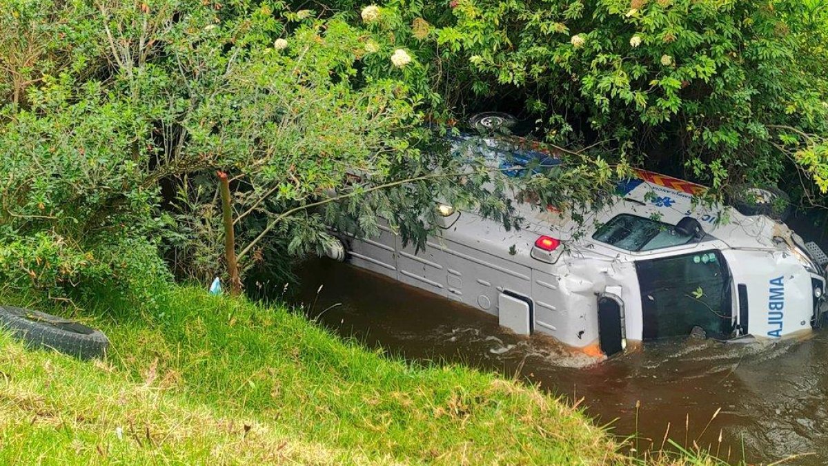 La ambulancia perdió el control y terminó volcada y en un río.