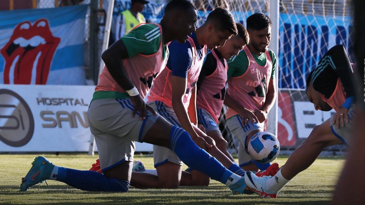 Jugadores de Emelec durante trabajos precompetitivos.