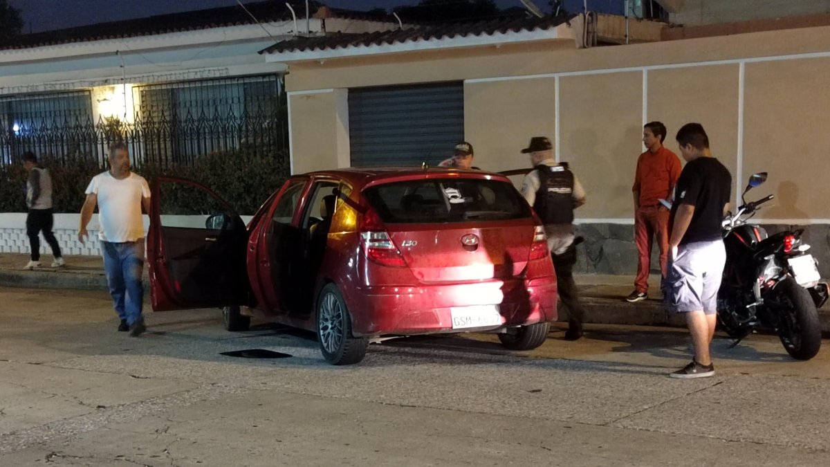 El vehículo rojo abandonado en la ciudadela Bolivariana sería el mismo usado en otro hecho.