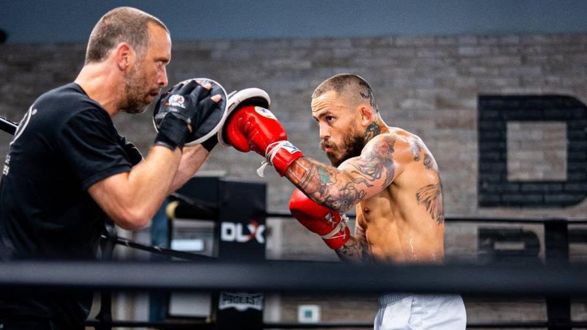 El peleador ecuatoriano entrena en el gimnasio de Jason Parillo, couch estadounidense especializado en boxeo