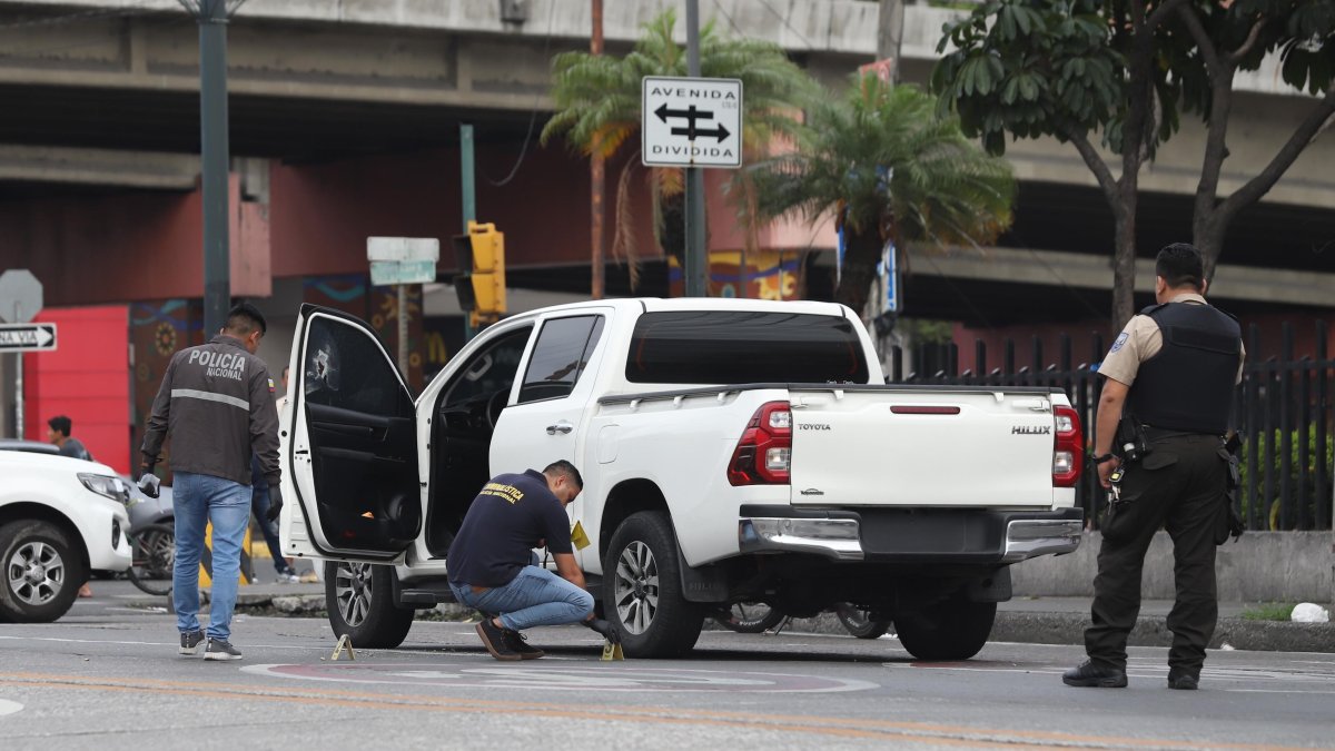 Uniformados llegaron a la zona para recabar indicios balísticos, que luego se confirmó que provenían de un arma calibre nueve milímetros.