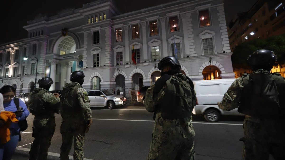 El estado de excepción les otorga facultades a los militares.