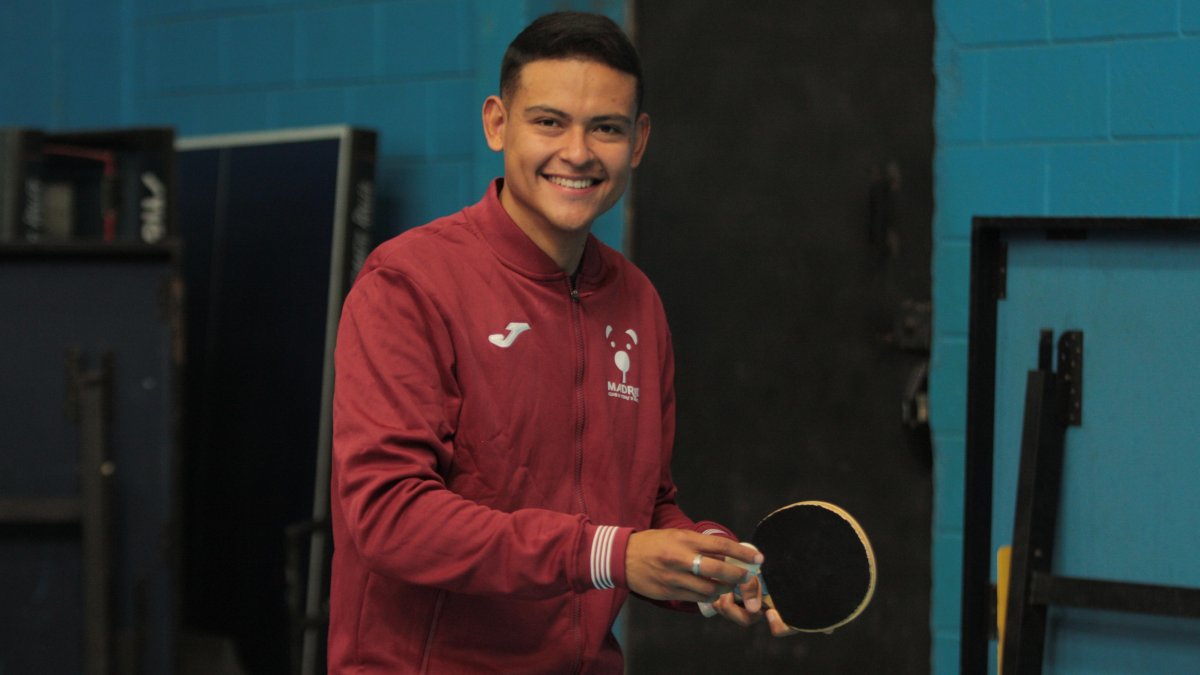 Emiliano con la chompa del Club Madrid en el que milita en España.