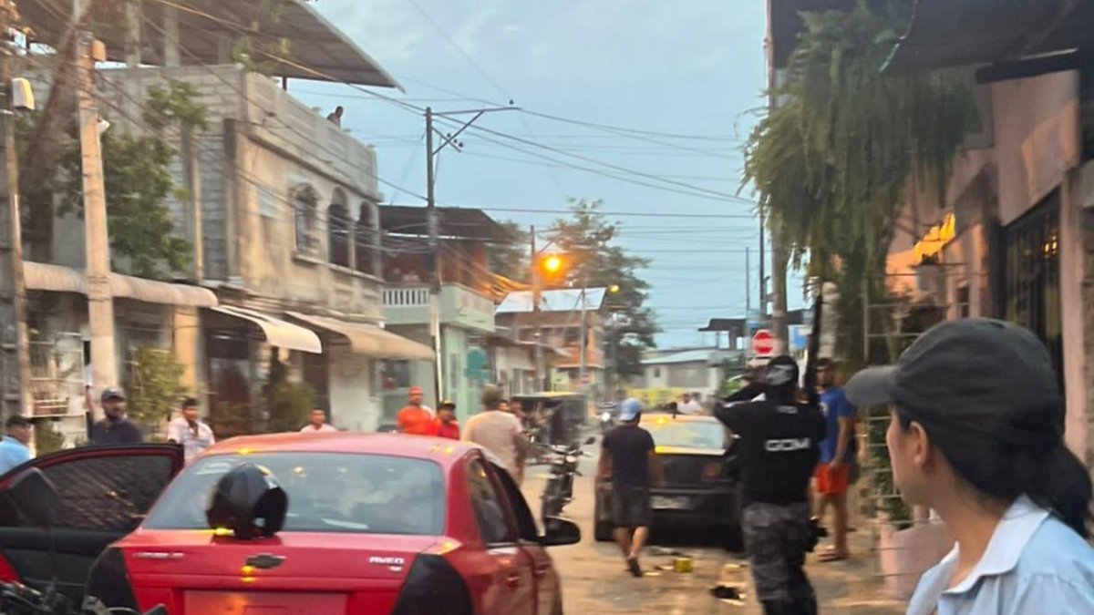 Los agentes se trasladaban en este auto rojo cuando fueron atacados.