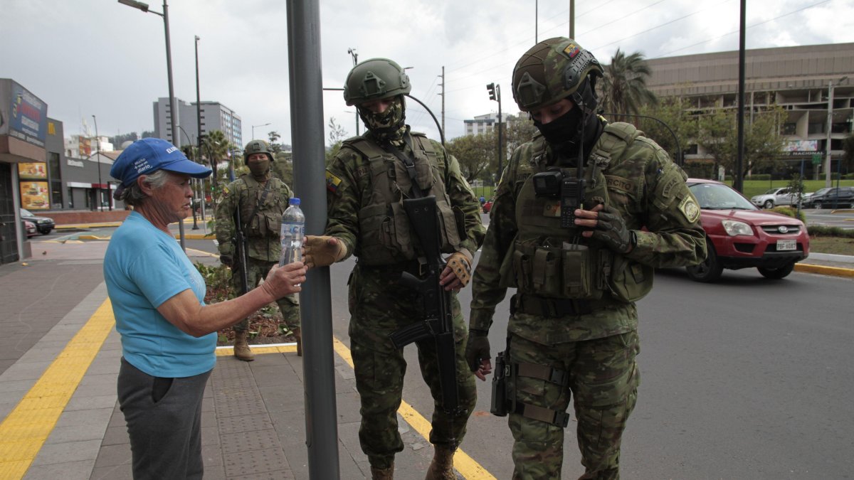 Eugenia Peralta apoya a los militares que patrullan la ciudad de Quito