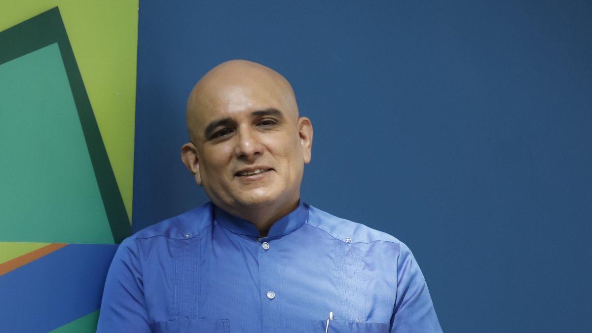 Mauricio Ayora es un popular presentador de noticias ecuatoriana.