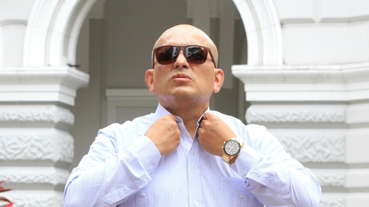 Mauricio Ayora es conocido como Caterva. Él se desempeña como presentador de noticias.