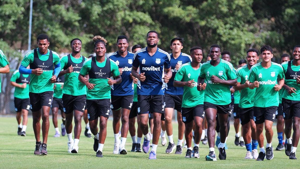 La plantilla eléctrica se entrenó el sábado 13 de enero a doble turno en el Polideportivo de los Samanes.