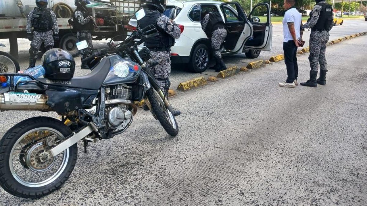 Momento en que Daniel Salcedo fue retenido en Panamá.