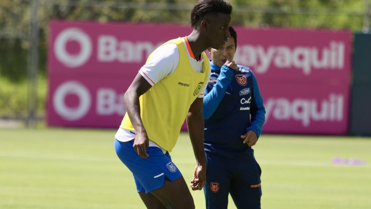 El delantero Allen Obando, del Barcelona SC, afina su puntería con la Tricolor.