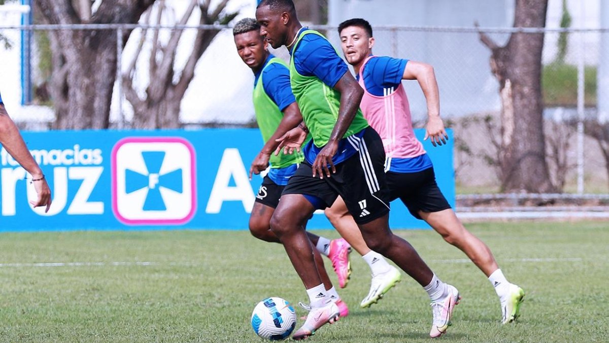 Los azules hicieron trabajos de fútbol reducido en Samanes.