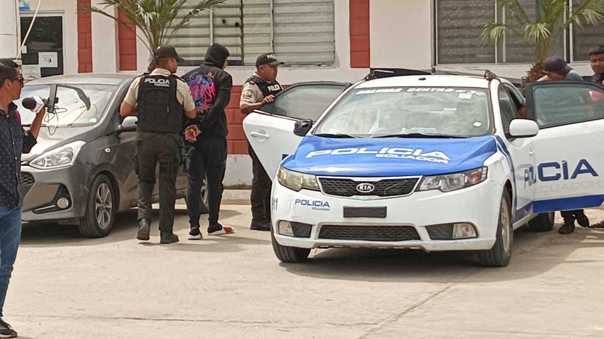 A los sospechosos los detuvieron en una gasolinera.