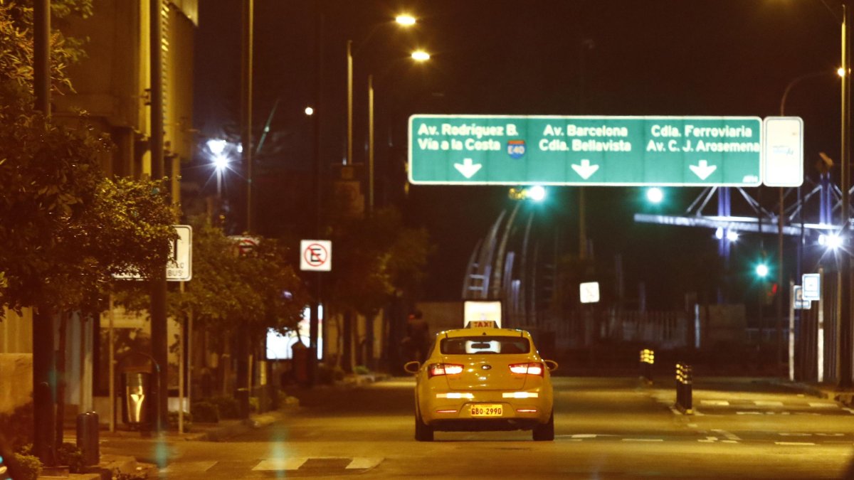 El toque de queda rigue en Guayaquil.
