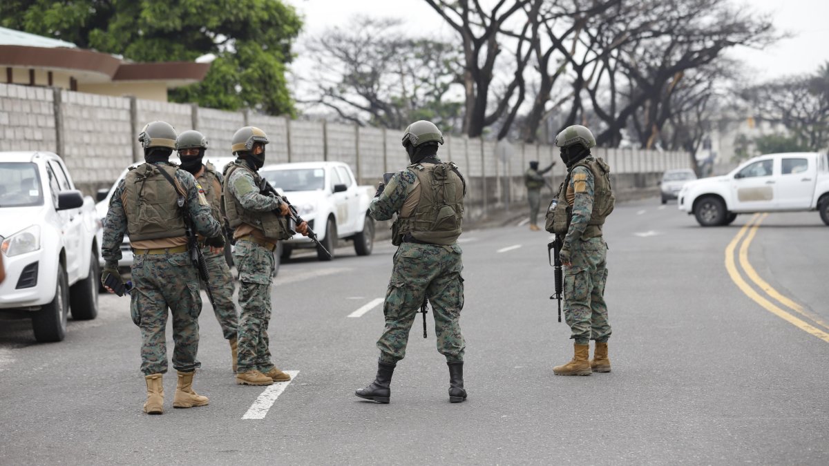 Personal de las Fuerzas Armadas estaba en los exteriores de la base aérea Simón Bolívar en Guayaquil.