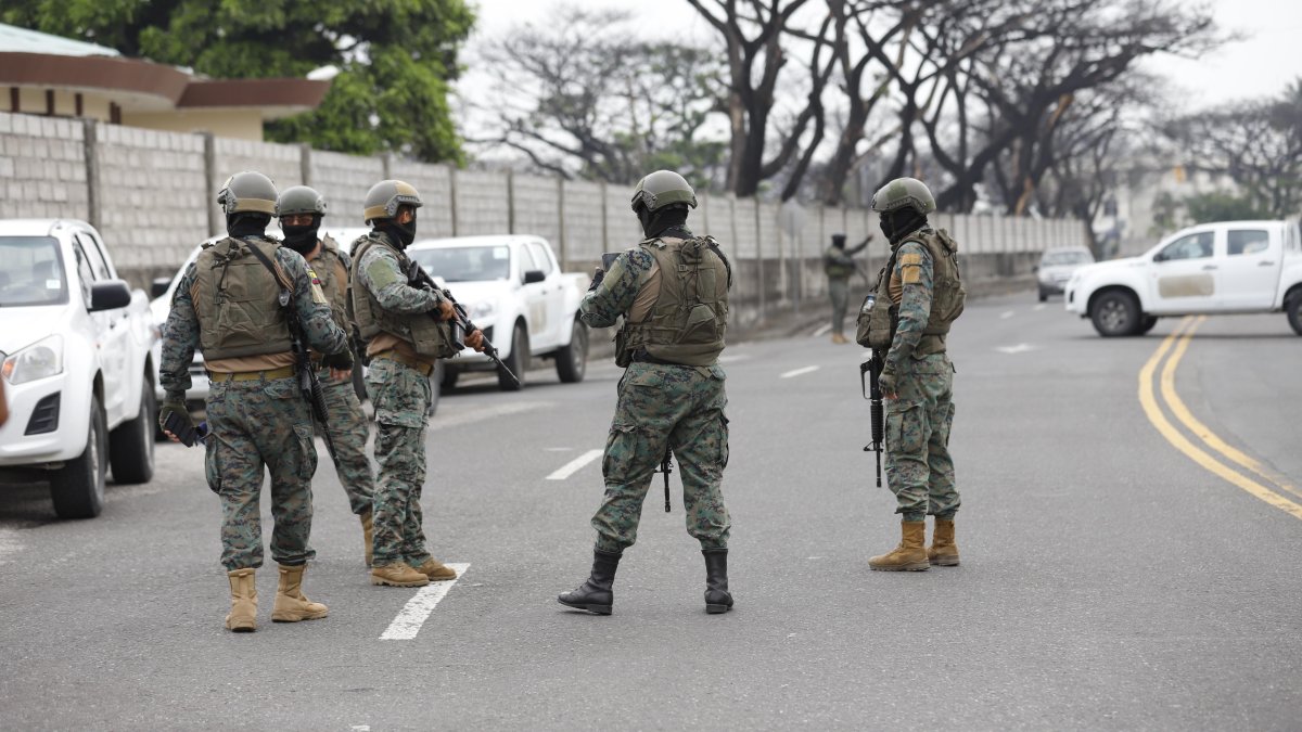 Personal de las Fuerzas Armadas estaba en los exteriores de la base aérea Simón Bolívar.