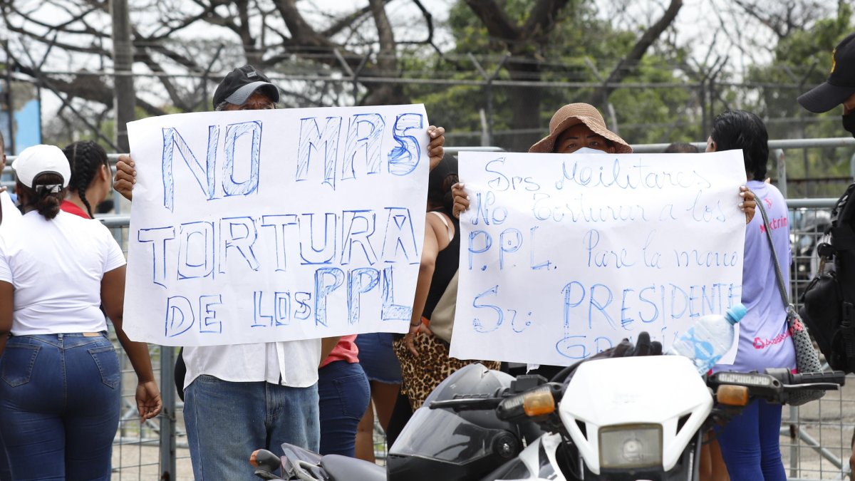 Los ciudadanos estaban con carteles, en los cuales se leían pedidos a las autoridades.